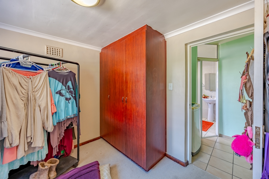 4 Bedroom Property for Sale in Oakdale Western Cape